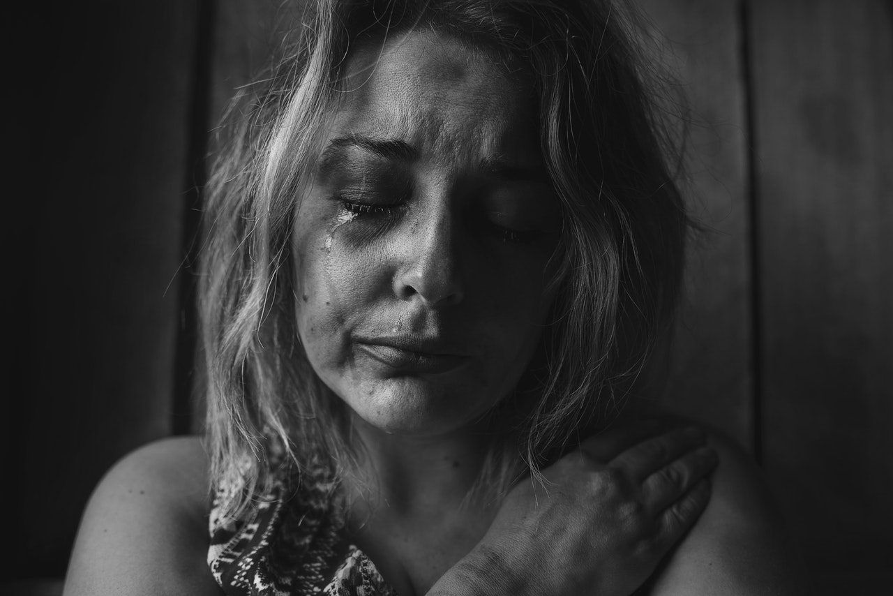 płacząca kobieta