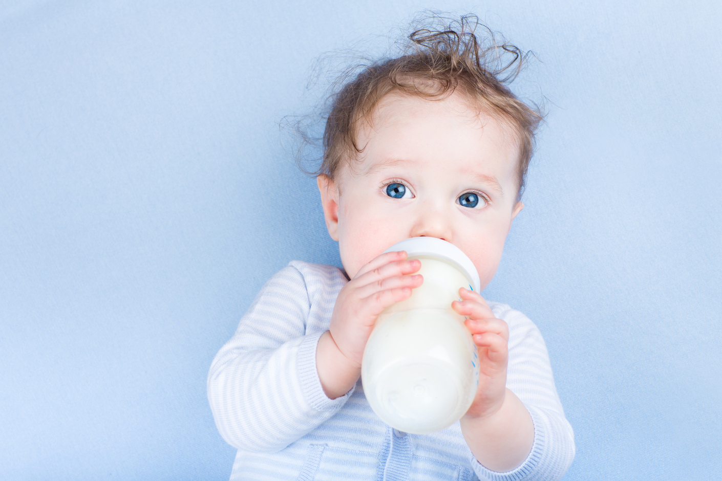 Dziecko pije mleko modyfikowane z butelki