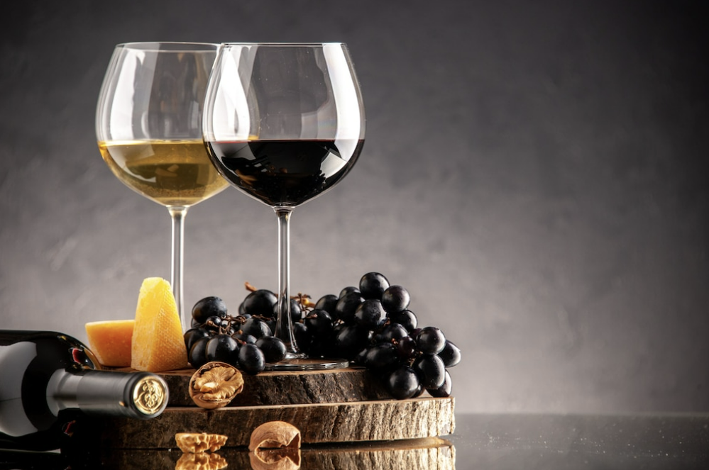 Dwa kieliszki do wina stoją na stole