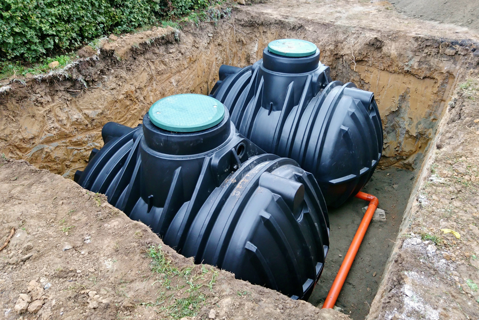 Zamontowane dwa zbiorniki na deszczówkę w ogrodzie