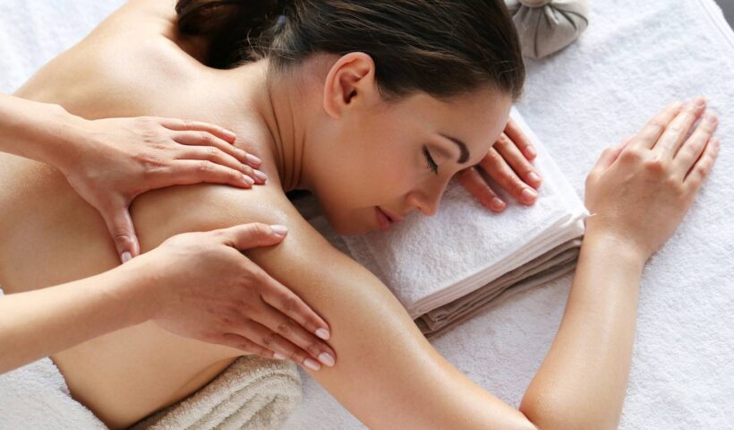 Kobieta na masażu leczniczym